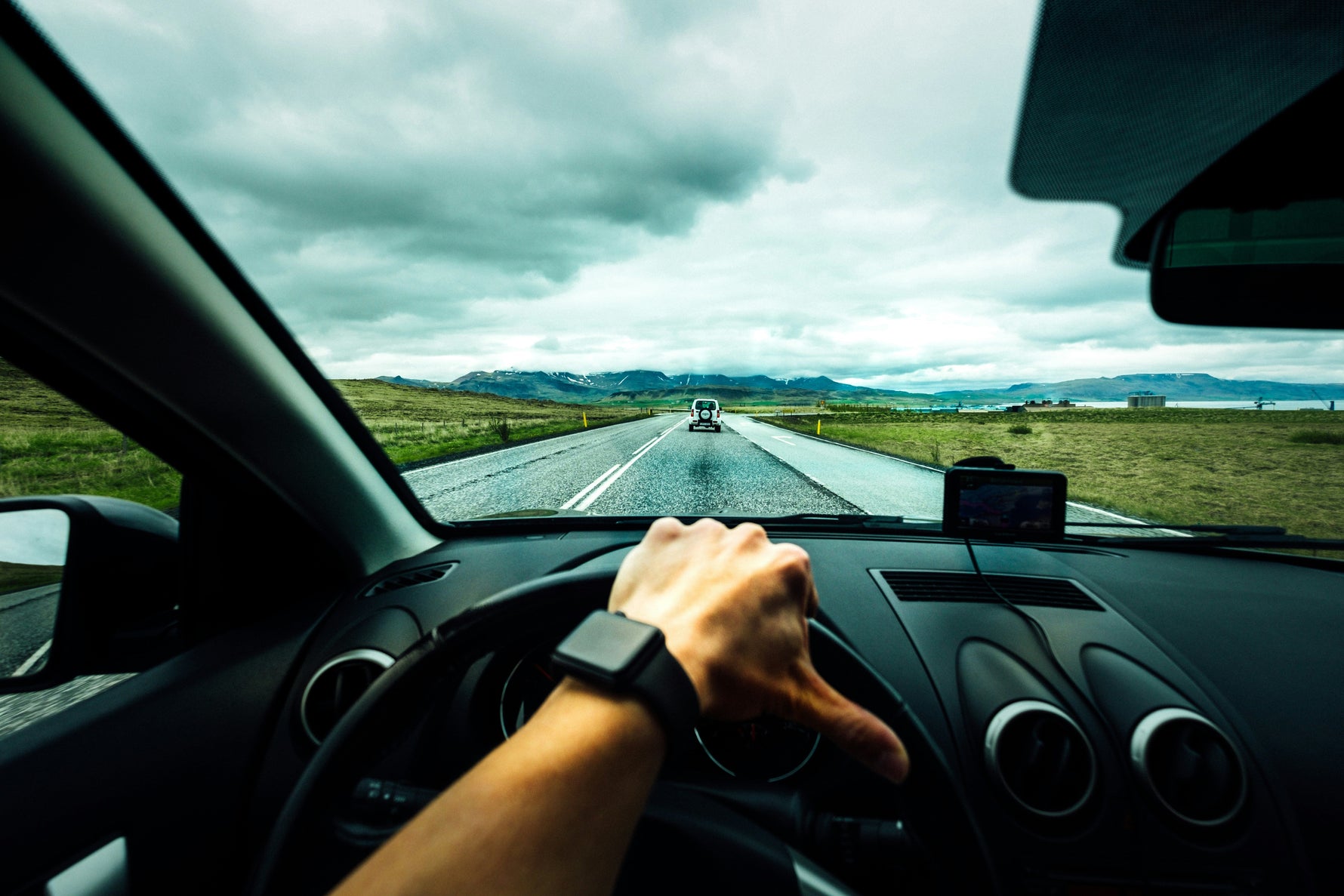 Conducteur au volant sur une route panoramique lors d'un stage de pilotage sur route ouverte.