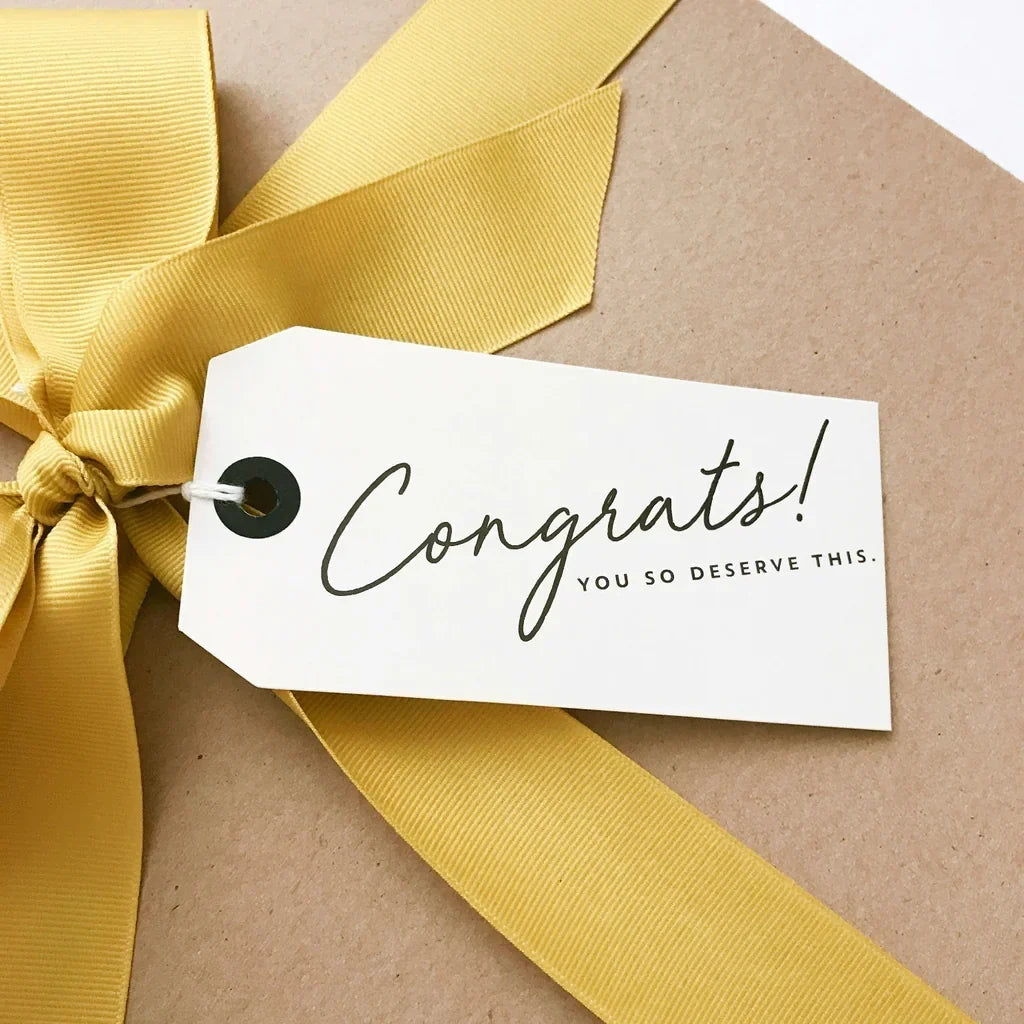 Cosa scrivere su un biglietto regalo: 40 frasi pronte all'uso