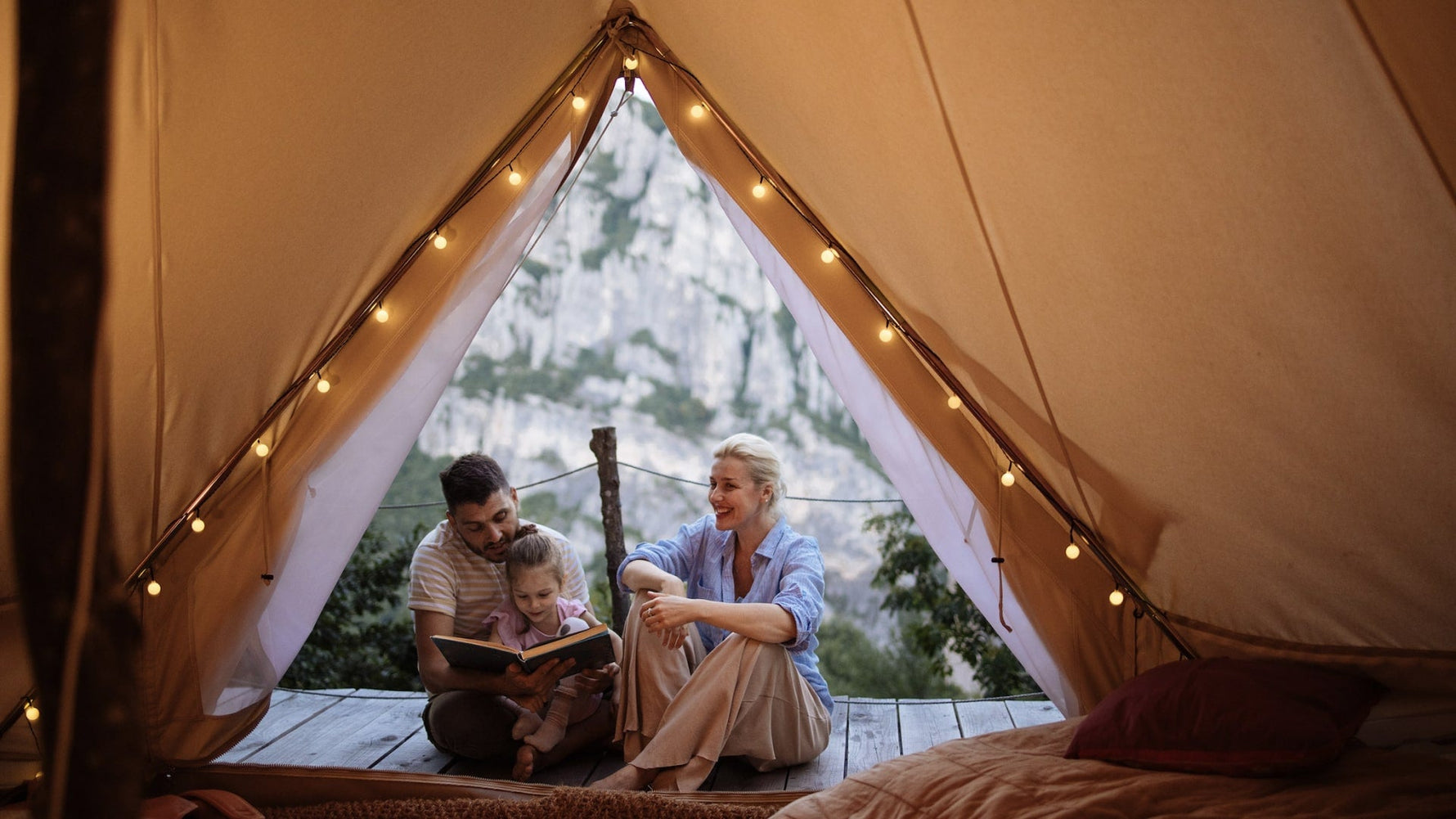 Famille sous une tente de luxe