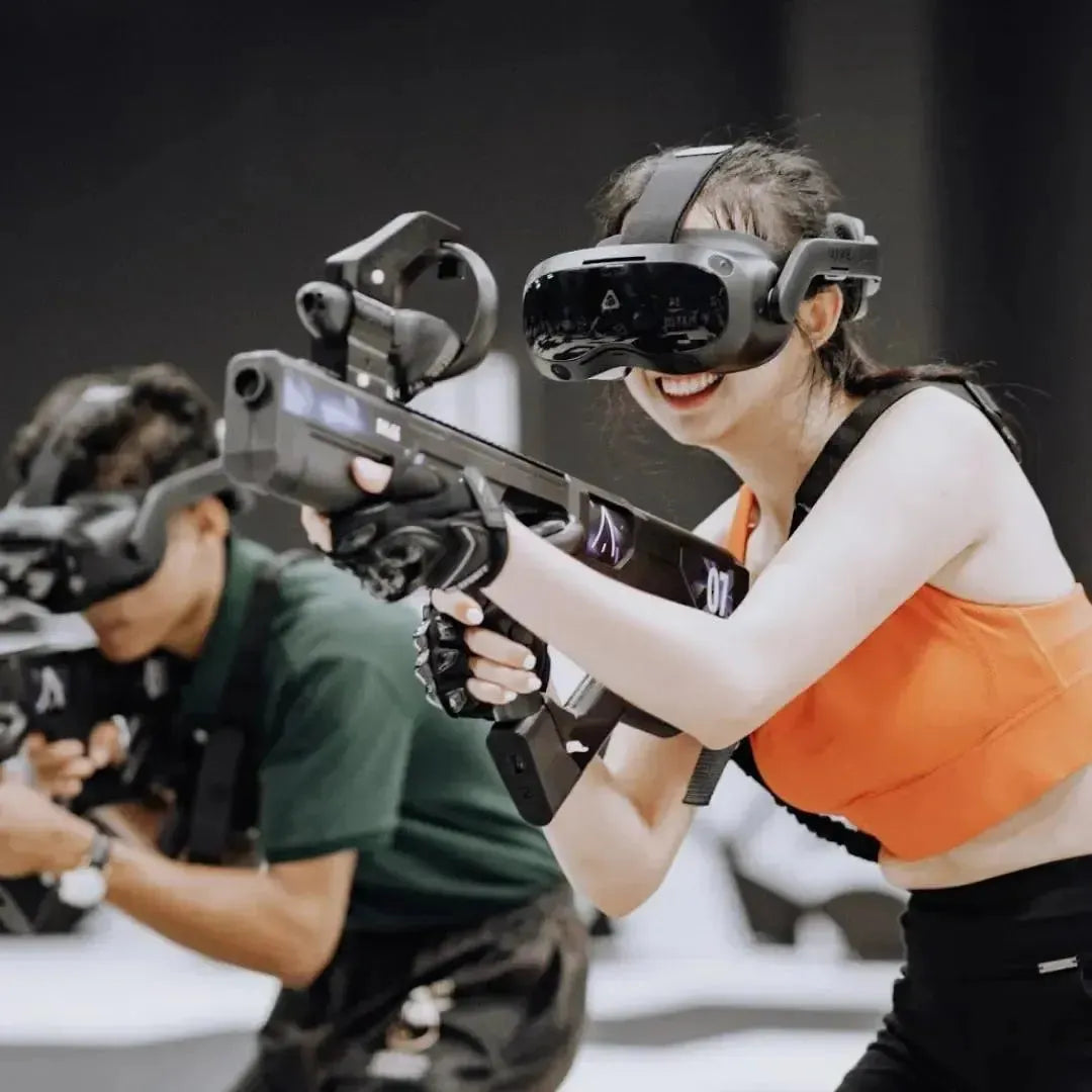 Deux personnes jouant en réalité virtuelle